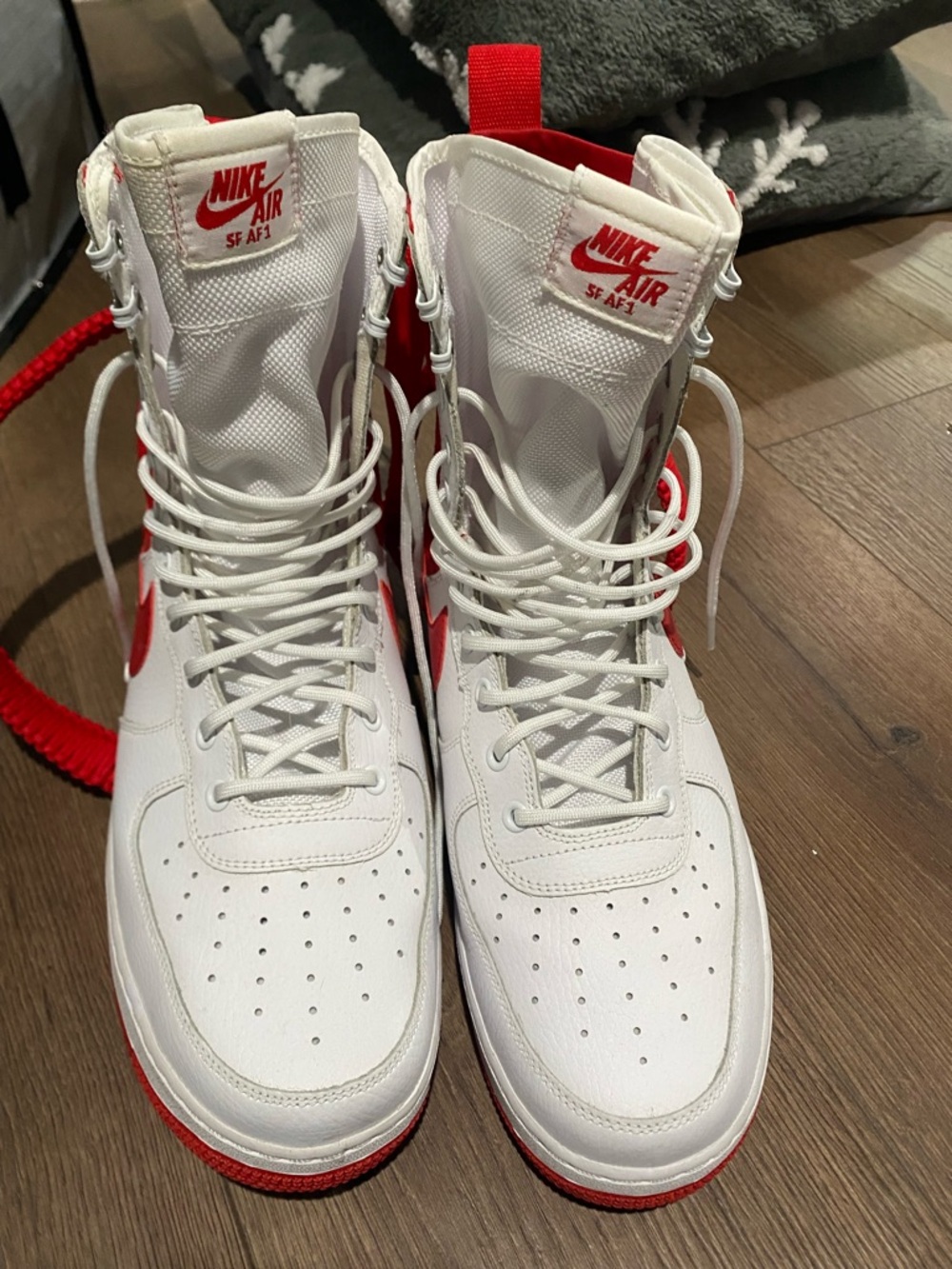Nike High-Top Boots in White and Red - Picture 2 of 2